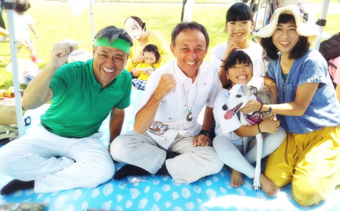 真中が玉城デニ―さん、右が読谷村村議、城間真弓さん=写真提供・城間真弓さん