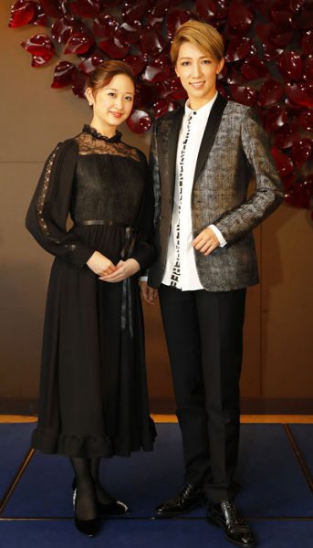 真風涼帆さんと星風まどかさん＝写真提供・博多座