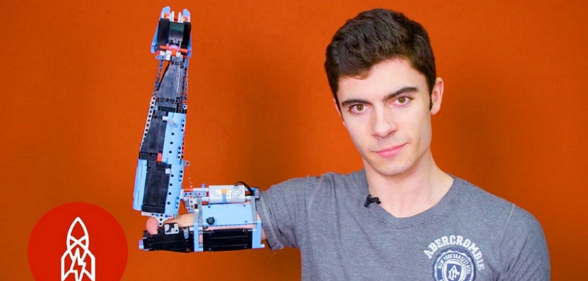 YouTubeの「Building a Prosthetic Arm With Lego 」＝Great Big Story チャンネルより