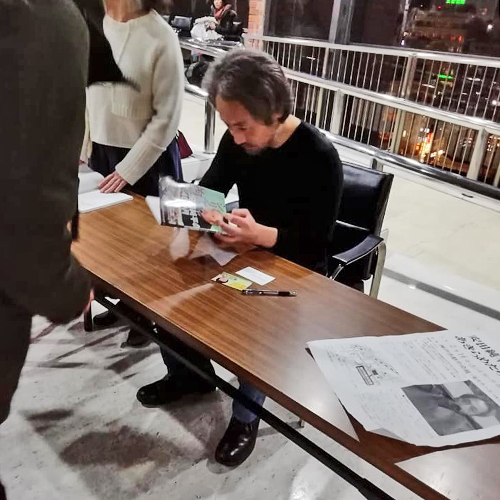 安田純平さん報告会の後、著書にサインをする安田さん＝2019年2月16日、撮影・松中みどり