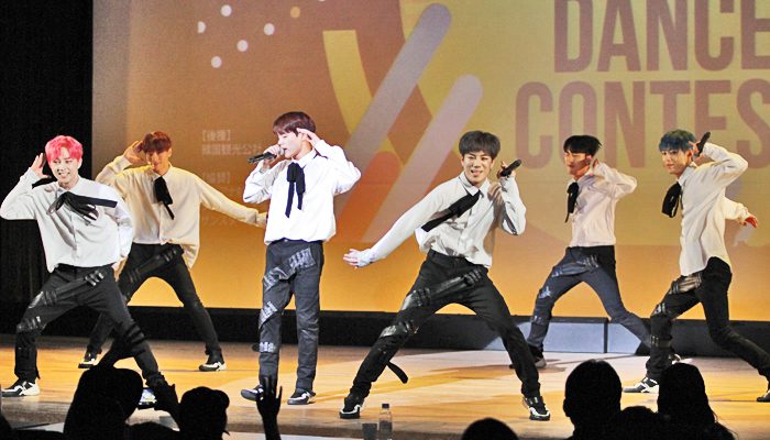 『K-POP ＆ K-POPカバーダンス コンテスト 2019 関西大会』にゲストとして出演した「BLACK6IX」（ブラックシックス）の皆さん＝撮影：アイデアニュース・橋本正人