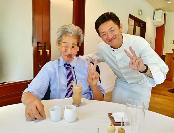 2019年6月30日「メゾン・ド・タカ芦屋」にて 全てを完食したEさんと高山シェフ＝撮影・松中みどり