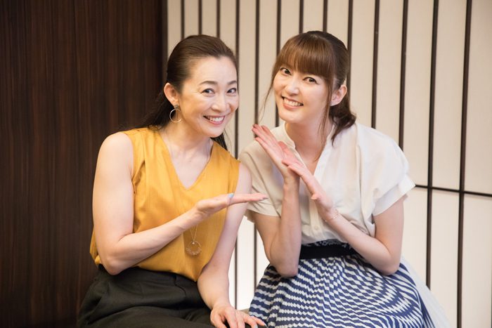 朝夏まなとさん（写真右）と香寿たつきさん＝撮影・岩村美佳