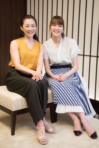 朝夏まなとさん（写真右）と香寿たつきさん＝撮影・岩村美佳