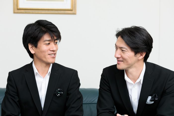 宮原浩暢さん（写真右）と佐賀龍彦さん（写真左）＝撮影・山本尚侍