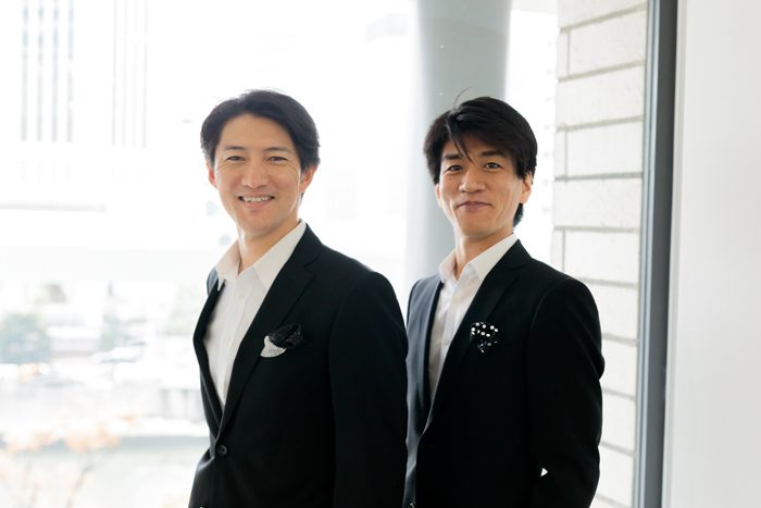 宮原浩暢さん（写真左）と佐賀龍彦さん（写真右）＝撮影・山本尚侍