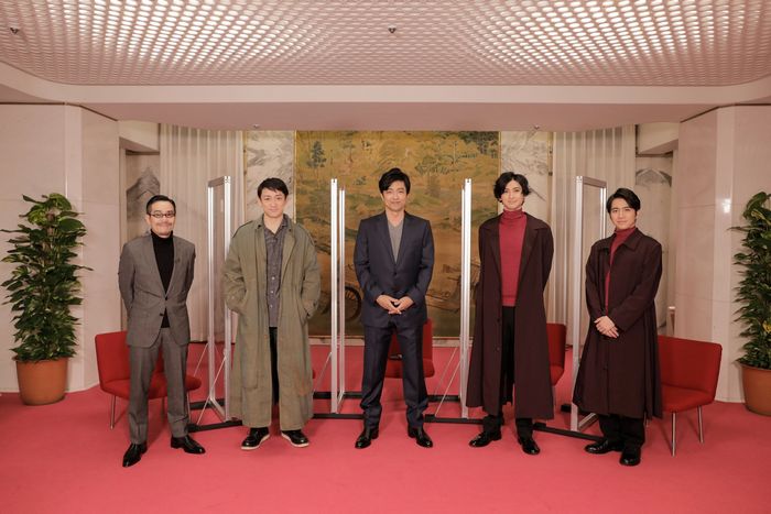 左から田口トモロヲさん、山本耕史さん、大沢たかおさん、古川雄大さん、村井良大さん