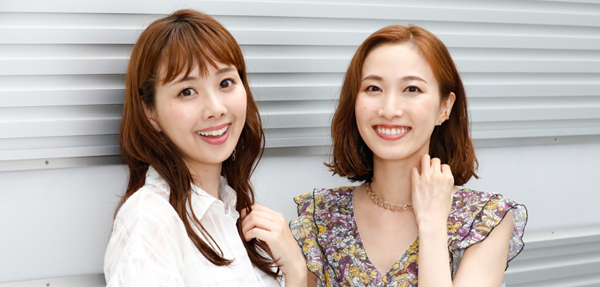 実咲凜音さん（右）と妃海風さん（左）＝撮影・岩村美佳