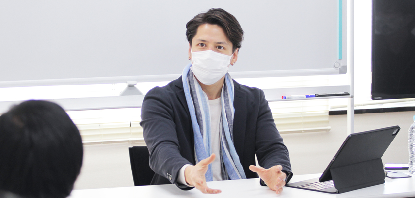 伊礼彼方さん＝撮影・橋本正人