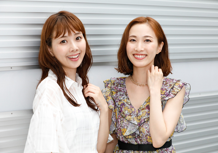 実咲凜音さん（右）と妃海風さん（左）＝撮影・岩村美佳