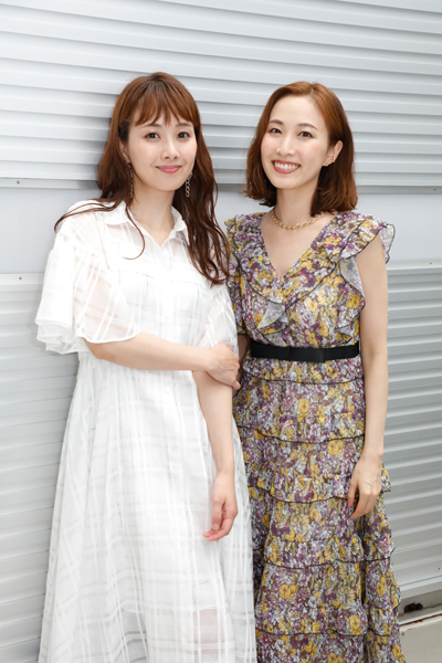 実咲凜音さん（右）と妃海風さん（左）＝撮影・岩村美佳