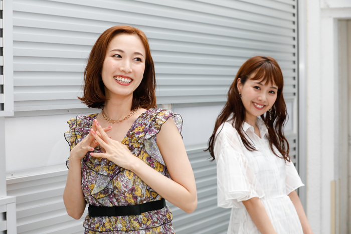 実咲凜音さん（左）と妃海風さん（右）＝撮影・岩村美佳