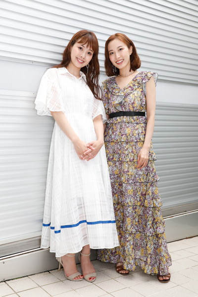 実咲凜音さん（右）と妃海風さん（左）＝撮影・岩村美佳