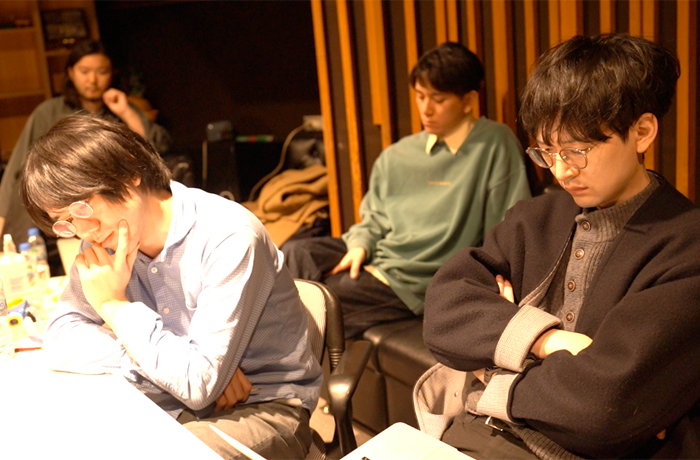 （手前左から）藤川大晃さん、大橋征人さん、（奥左から）濵野杜輝さん、竹内將人さん