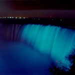 青く染まるナイアガラの滝