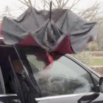 「ひっくり返る傘」で車に乗り降りする様子＝YouTubeに掲載された公式動画より