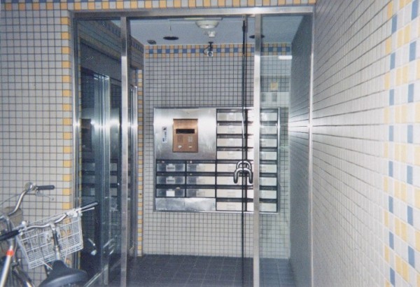 最初に購入した部屋のあるマンションの玄関＝2005年2月12日、撮影・橋本正人