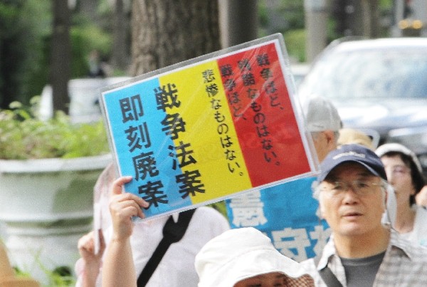 「SADL×SEALDs KANSAI『戦争法案』に反対する関西デモ」より＝2015年7月19日、撮影・橋本正人