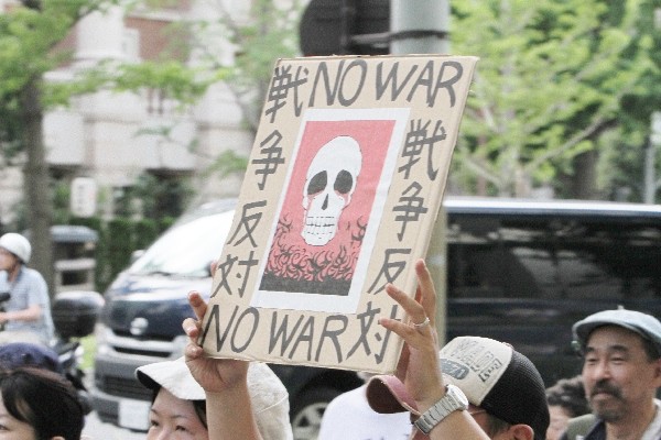 「SADL×SEALDs KANSAI『戦争法案』に反対する関西デモ」より＝2015年7月19日、撮影・橋本正人