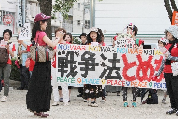 「戦争反対！　愛と平和の女子パレ」集合場所にて＝2015年7月19日、撮影・橋本正人