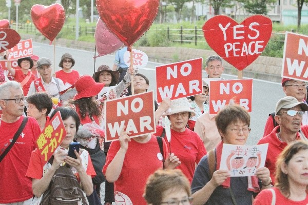 「戦争反対！　愛と平和の女子パレ」より＝2015年7月19日、撮影・橋本正人