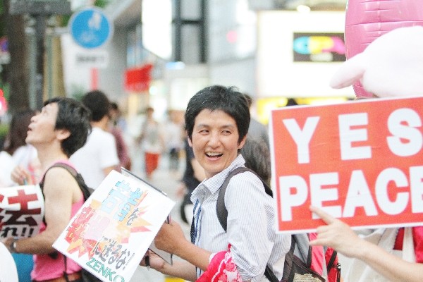 「戦争反対！　愛と平和の女子パレ」より＝2015年7月19日、撮影・橋本正人