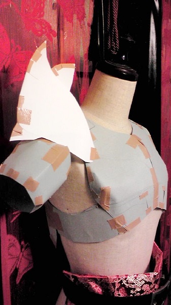 1.　型紙で、鎧の形を製作する＝撮影・Lapisさん