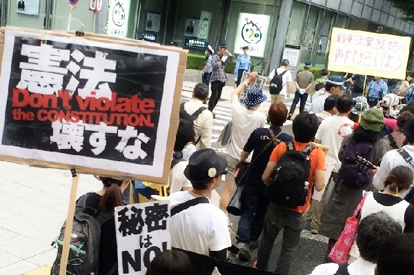 大阪市内で行われた「サウンドデモ」＝2015年7月5日、撮影・橋本正人