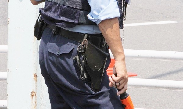 交差点に立つ警察官の中には銃を腰に下げた人も＝2015年7月26日、撮影・橋本正人