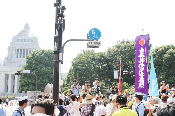 国会前抗議行動より＝2015年7月26日、撮影・橋本正人