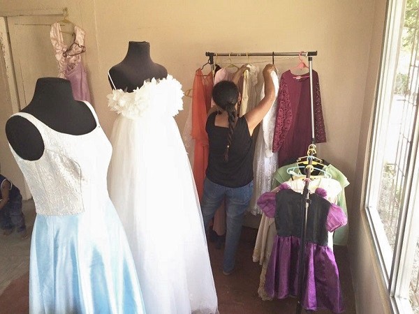 届いたドレスを「トルソー」に着せて飾る＝2015年8月28日、フィリピン・サンバレス州で、撮影・橋本正人