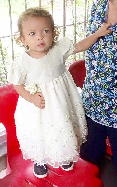 元奨学生ベイビールースの娘、ミカちゃんにピッタリのドレスがありました＝2015年8月28日、フィリピン・サンバレス州で、撮影・橋本正人