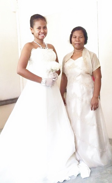 最後の奨学生のジェセルメイ（左）と母親のジーナさん＝2015年8月29日、フィリピン・サンバレス州で、撮影・橋本正人