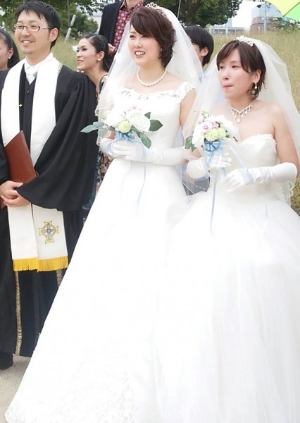 2015年10月10日「レインボーフェスタ！2015」にて　平等結婚式を終えた二人と牧師さま＝撮影・松中みどり
