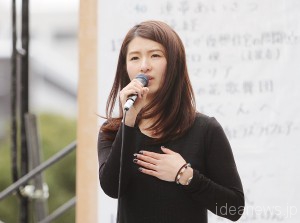 「Season」　を歌う齋明寺麻里愛さん