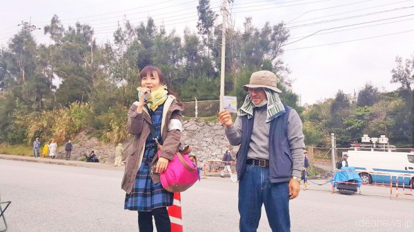 2016年1月13日、辺野古のゲート前で漁網アクセサリーを手にする博治さんと筆者=撮影・川口真由美さん