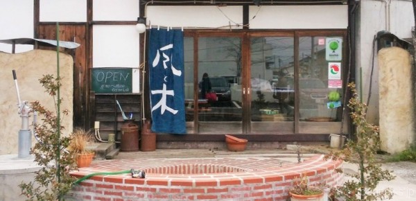 「風と木」は、渡利で、丹治博志さん一家が営なんでいるカフェ・ギャラリーです=撮影・松中みどり