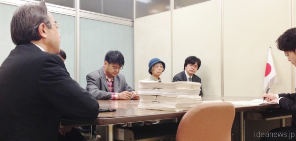 署名提出について説明する、左から近藤昭一議員、高木博史さん、小川幸子さん、阪上武さんと、内閣府の担当者（右端）＝写真提供・FoE Japan