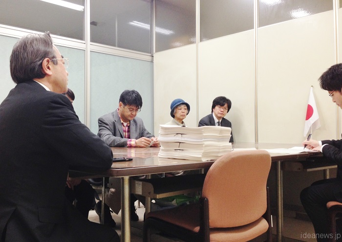 TAKAGI Hiroshi, the petitioner, who is originally from Kumamoto Prefecture submitted a 98,889-signature petition as the first collection on April 21 at around 9 a.m.(Photo by FoE Japan）