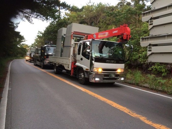 2016年7月11日の高江 選挙が終わった翌朝の6時、資材搬入の大型工事車両が入るところ＝Makoto YasuさんのFacebookページより