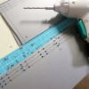 6.電動ドリルで、紐を威すための穴を空けていきます。(PPシートに穴を空ける場合は、色々と試した結果ドリルが一番穴が綺麗で、丁度いいサイズの穴が空きます。また、紐を威すときも切り口が滑らかなのでひっかかりにくいです)＝撮影・Lapis