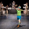 世田谷パブリックシアター「せたがやこどもプロジェクト2016≪ステージ編≫ 音楽劇『兵士の物語』」より＝撮影：引地信彦