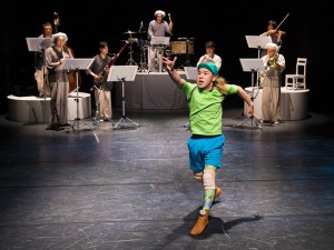 世田谷パブリックシアター「せたがやこどもプロジェクト2016≪ステージ編≫ 音楽劇『兵士の物語』」より＝撮影：引地信彦