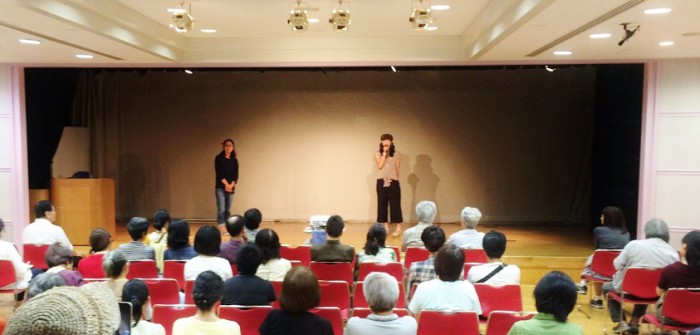 2016年9月23日上映後のトークイベント　左は聞き手の大和陽子さん　右が城間真弓さん＝撮影・塚本健さん