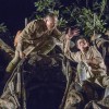 こまつ座「木の上の軍隊」舞台写真（左より、山西惇、松下洸平）＝撮影：谷古宇正彦