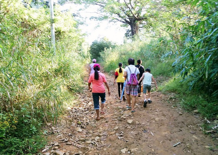 カナイナヤンの小学校へは、最寄りの町から車で30分ほど行って、その後1時間近く徒歩が続きます＝撮影・松中みどり