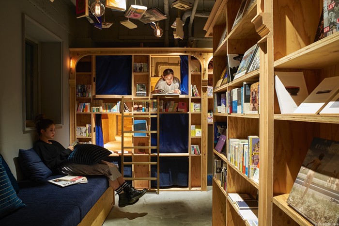 「BOOK AND BED TOKYO 京都店」のフロア＝写真提供：株式会社アールストア