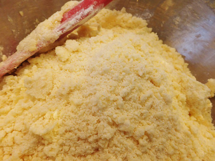 縦に切るようにして、バターと小麦粉を混ぜ合わせます＝撮影・きたあつこ