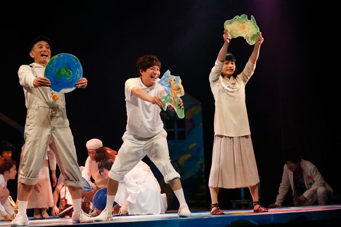 ５歳児達（船戸・岩﨑・松本）、『THE SMALL POPPIES』公演より＝写真提供・劇団スタジオライフ