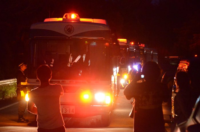 工事再開の日の未明、機動隊のバスが赤色灯を回転させて迫ってきた＝2016年7月22日、東村高江、撮影・阿部岳